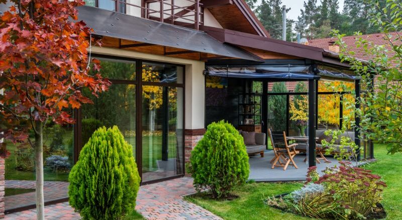 Aluminium Eleganz im Freien: Wie Terrassenüberdachungen und Carports Ihr Zuhause verwandeln können